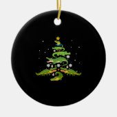 Alligator met kerstboomkoorts met loopvlakverlicht keramisch ornament (Voorkant)