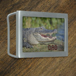 Alligator Photographic Wildlife Monogrammed Gesp<br><div class="desc">De Amerikaanse Alligator uit de Florida Everglades van dichtbij en persoonlijk. Personaliseer hem met de initialen van je man. Geweldig voor verjaardagen,  afstuderen en Vaderdag,  deze grijnzende gator glimlacht met een scherpe getande lach. Dit is originele natuurfotografie van JLW_PHOTOGRAPHY.</div>