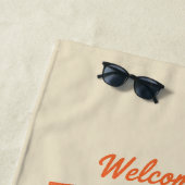 Alligator Surfing Beach Pin-up | Retro Coastal Art Strandlaken (In situ)