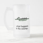 Alligator wat er in het moeras gebeurt matglas bierpul (Links)