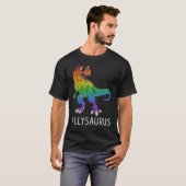 Allysaurus Dinosaur In Rainbow Flag Ally LGBT Gay T-shirt (Voorkant volledig)
