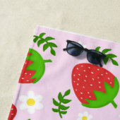 Almofada fofa design contínuo morangos fundo rosa strandlaken (In situ)