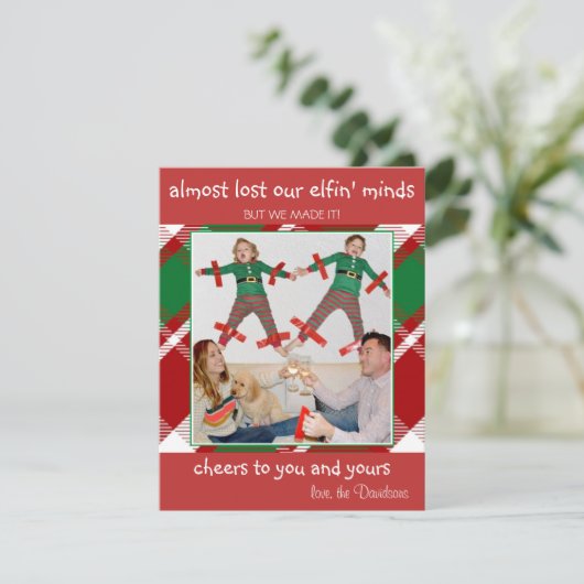 "Almost Lost Elfin' Minds" Grappige Kerstkaart (Staand voorkant)