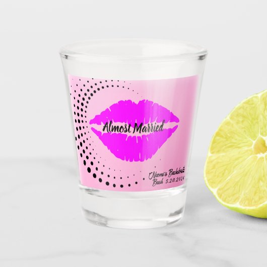 "Almost Married" Paarse Passie Kus Shot Glas (Voorkant)