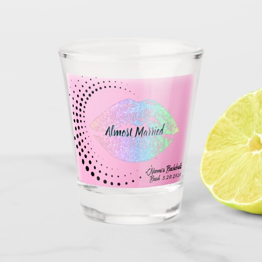 "Almost Married" Pastel Feestje Kus Verlopen Lippe Shot Glas (Voorkant)