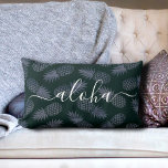 Aloha calligrafiescript navy pineappelpatroon kussen<br><div class="desc">Aloha. Breng een beetje Hawaiiaanse eilandgastvrijheid in je huis met deze chique, opvallende, stijlvolle, moderne lumbool gooit kussen met een scherpe, witte handgeschreven scripttypografie boven een grafisch, ananassolpatroon in twee tinten donkermarineblauw. Maakt een leuke en stijlvolle uitspraak elke keer als je er ontspannen op. Een geweldige aanvulling op je woonkamer...</div>