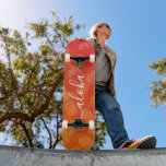 Aloha coole chic typografie gele oranje ananas persoonlijk skateboard<br><div class="desc">Aloha. Breng een beetje van de Hawaiiaanse eilanden naar de straten van uw stad wanneer u dit heldere, kleurrijke, opvallende, stijlvolle, moderne skateboard gebruikt met een scherpe, witte, handgeschreven scripttypografie over een geïsoleerd grafisch, ananas patroon in een levendig geel en oranje ombre. Maakt een leuke en stijlvolle uitspraak elke keer...</div>