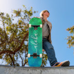 "Aloha" coole typografie blauw groene anananappel  Persoonlijk Skateboard<br><div class="desc">Aloha. Breng een beetje van de Hawaiiaanse eilanden naar de straten van uw stad wanneer u dit heldere, kleurrijke, opvallende, stijlvolle, moderne skateboard gebruikt met een scherpe, witte, handgeschreven scripttypografie over een geïsoleerd grafisch, ananas patroon in een levendige turquoise, blauw en groen ombre. Maakt een leuke en stijlvolle uitspraak elke...</div>