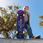 Aloha, coole typografie paarse blauwe anananappelm persoonlijk skateboard<br><div class="desc">Aloha. Breng een beetje van de Hawaiiaanse eilanden naar de straten van uw stad wanneer u dit heldere, kleurrijke, opvallende, stijlvolle, moderne skateboard gebruikt met een scherpe, witte, handgeschreven scripttypografie over een verhit grafisch, paars blauw ombre anananas patroon op een zwarte achtergrond. Maakt een leuke en stijlvolle uitspraak elke keer...</div>