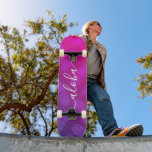 Aloha, coole typografie paarse roze anananasappelm persoonlijk skateboard<br><div class="desc">Aloha. Breng een beetje van de Hawaiiaanse eilanden naar de straten van uw stad wanneer u dit heldere, kleurrijke, opvallende, stijlvolle, moderne skateboard gebruikt met een scherpe, witte, handgeschreven scripttypografie over een grafisch, ananas patroon in een levendig paars en warm roze ombre. Maakt een leuke en stijlvolle uitspraak elke keer...</div>
