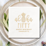 Aloha Fifty 50th Birthday Bloemen Persoonlijke naa Folie Servetten<br><div class="desc">Aloha Fifty 50th Birthday Floral Personalized Name Real Folie Stamped Paper Napkins bevat de tekst "Aloha Fifty" geaccentueerd met atropische ananas met "Happy Birthday" en uw persoonlijke naam hieronder in de moderne kalligrafie script typografie. Perfect voor 50ste verjaardagsfeestjes. Creëer door Evco Studio www.zazzle.com/store/evcostudio</div>