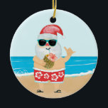 Aloha Hawaiian Santa Tropical Beach Kerstmis Keramisch Ornament<br><div class="desc">Het kerstvakantie-ornament is voorzien van een schattige kerstman op een tropisch strand met een rode en witte Hawaïaanse drukbroek met een hibiscus-patroon,  die van een ananas wordt afgevoerd en het Aloha-teken knippert. Oorspronkelijk kunstwerk KL Stock</div>