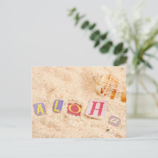 Aloha op een zandstrand met zeeschelpen briefkaart (Staand voorkant)