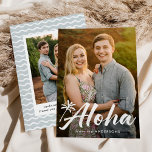 Aloha palmboom 2 foto feestdagenkaart<br><div class="desc">Moderne, tropische vakantiekaart met uw verticale foto met volledige bloeding op de voorkant met "Aloha" in een wit handschrift aangevuld met een handgetekende palmboom. Personaliseer de voorkant van de Aloha-vakantiekaart door jouw namen toe te voegen. De kaart draait om naar de ruimte voor een extra foto en aangepaste tekst met...</div>