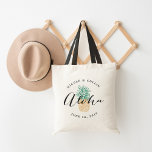 Aloha Pineapple | Welkomsttas voor bruiloft Tote Bag<br><div class="desc">Welkom gasten bij je Hawaii of bestemmingsbruiloft met deze gepersonaliseerde canvas tassen. Het ontwerp kenmerkt "aloha"in modern handgeschreven kalligrafiemanuscript dat op een groene en gele ananassoltekening wordt overschreven. Voeg je namen en trouwdatum toe in gekromde tekst boven en onder het centrale ontwerp.</div>