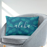 Aloha scripttypografie blauwgroen anananas patroon kussen<br><div class="desc">"Aloha". Breng een beetje Hawaïaanse eiland gastvrijheid in uw huis met deze chique, opvallende, stijlvolle, moderne lumbale gooi kussen sportief scherp, wit handgeschreven script typografie over een grafisch, ananas patroon in blauwgroen en blauw groen. Maakt een leuke en stijlvolle verklaring elke keer dat je er op ontspannen. Een geweldige aanvulling...</div>