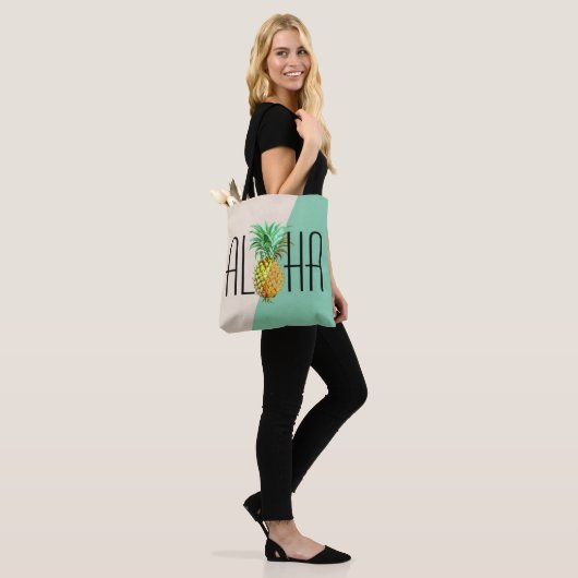 Aloha tekst met ananas tropische geometrische rug tote bag (Op model)