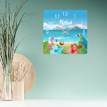 Aloha tropical beach flamingo flora vierkante klok<br><div class="desc">Op tropische wijze,  Hawaiian beach with blue and red Hibiscus flowers,  palm leaves,  a flamingo and a blue and yellow parrot. A coconut on the sandy beach,  blue ocean with waves and the blue sky. White text: Aloha. In clock for your summer home or beach house.</div>