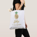 Aloha Tropical Hawaiian Pineapple Wedding Favoriet Tote Bag<br><div class="desc">Aloha Tropical Hawaiian Pineapple Wedding White en Faux Gold Foil Wedding Canvas Bag voor een Hawaii Destination Wedding. Deze tas kan worden bijgewerkt met de naam van de bruid en bruidegom en de trouwdatum.</div>