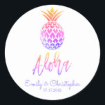 Aloha Tropical Hawaiian Pineapple Wedding Pastel Ronde Sticker<br><div class="desc">Aloha Tropical Hawaiian Pineapple Wedding White,  Pink,  Paarse,  Gold Ombre Rainbow Pastel Wedding Favoriete Sticker voor een Hawaii Destination Wedding. De naam en datum kunnen op deze sticker worden bijgewerkt.</div>