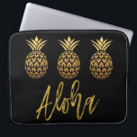 Aloha Tropical Pineapple Black en Gold Folie Laptop Sleeve<br><div class="desc">Aloha Faux Gold Typography en Tropical Pineapple Hoesje is een plezier in de stijl van de zon.</div>