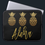 Aloha Tropical Pineapple Black en Gold Folie Laptop Sleeve<br><div class="desc">Aloha Faux Gold Typography en Tropical Pineapple Hoesje is een plezier in de stijl van de zon.</div>