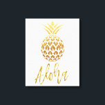 Aloha Tropische anananas White en Gold Foil Canvas Afdruk<br><div class="desc">Aloha Faux Gold Typografie en Tropisch anananas Poster voor het naar huis of naar huis uitgesmeerde strand.</div>