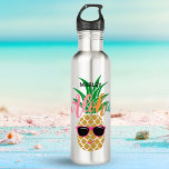Aloha tropische Hawaïaanse ananas Waterfles<br><div class="desc">Blijf koel en gehydrateerd met deze tropische gepersonaliseerde waterfles met een vrolijke ananas met een zonnebril en een Hawaïaanse "Aloha"-begroeting in zomerkleuren (roze,  koraal,  sinaasappel,  turkoois). Perfect voor een dag op het strand,  werk,  terug naar school,  sportschool en reizen. Kunst van KL Stock.</div>
