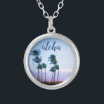 Aloha tropische Hawaii palmbomen Paarse bergen Zilver Vergulden Ketting<br><div class="desc">"Aloha". Drijf terug naar de warme bries van de Hawaiiaanse eilanden wanneer je dit chique, stijlvolle, fotocharme ketting van groene palmbomen zacht blaast op het Big Island draag. Dit ketting is verkrijgbaar in kleine, middelgrote en grote maten, evenals vierkante en cirkelvormen. U kunt dit ketting bestellen in uw keuze van...</div>