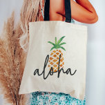 Aloha tropische Waterverf ananas Tote Bag<br><div class="desc">Schattige canvas tas ontwerp heeft een ananas illustratie,  het traditionele symbool van gastvrijheid,  in pure,   waterverven. De Hawaïaanse begroeting "Aloha" is bedekt met handgeschreven letters. Maakt een geweldige welkomsttas of gunst voor bruiloften op Hawaii of bestemmingsbruiloften!</div>