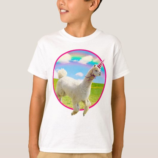 Alpaca Unicorn onder regenbooghemel T-shirt (Voorkant)