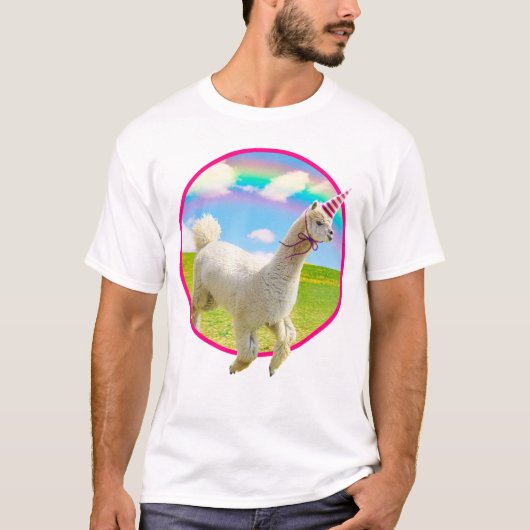 Alpaca Unicorn onder regenbooghemel T-shirt (Voorkant)