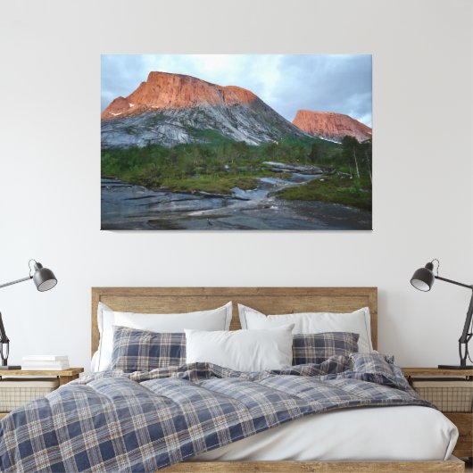 Alpenglow op de Noorse bergen Canvas Afdruk (Insitu (Slaapkamer))