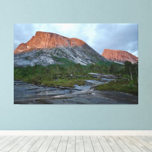 Alpenglow op de Noorse bergen Canvas Afdruk (Insitu (Houten vloer))
