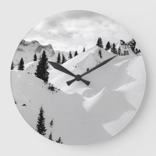 Alpenlandschap: besneeuwde brandbomen bergen grote klok