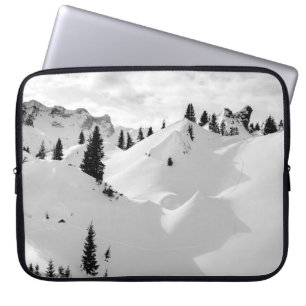 Alpenlandschap: besneeuwde brandbomen bergen laptop sleeve