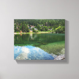 Alpenmeer dorp – kristalhelder bergwater canvas afdruk