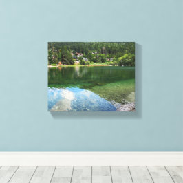 Alpenmeer dorp – kristalhelder bergwater canvas afdruk