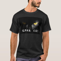 Alpha Cat met dodelijke blik op zwart