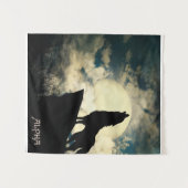 Alpha Wolf die 's nachts bij de volle maan springt Wandkleed (Voorkant (horizontaal))