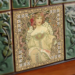 Alphonse Mucha Art Nouveau  Tegeltje<br><div class="desc">Deze keramische tegel heeft een kunstwerk dat geïnspireerd is op het iconische Art Nouveau-tijdperk van de bekende Tsjechische kunstenaar Alphonse Mucha. Mucha wordt algemeen erkend als een van de belangrijkste Art Nouveau-ontwerpers en staat bekend om zijn samenwerking met de legendarische actrice Sarah Bernhardt. De tegel toont een prachtig beeld van...</div>