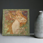 Alphonse Mucha Spring Season Art Nouveau  Tegeltje<br><div class="desc">Deze keramische tegel maakt deel uit van een set van vier (lente, vier seizoenen) geïnspireerd door het iconische Art Nouveau-tijdperk van de bekende Tsjechische kunstenaar Alphonse Mucha. Mucha wordt algemeen erkend als een van de belangrijkste Art Nouveau-ontwerpers en staat bekend om zijn samenwerking met de legendarische actrice Sarah Bernhardt. De...</div>