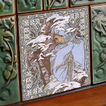 Alphonse Mucha Winter 4Seasons Art  Tegeltje<br><div class="desc">Deze keramische tegel maakt deel uit van een set van vier (winter-vier-seizoenen), geïnspireerd door het iconische Art Nouveau-tijdperk van de bekende Tsjechische kunstenaar Alphonse Mucha. Mucha wordt algemeen erkend als een van de belangrijkste Art Nouveau-ontwerpers en staat bekend om zijn samenwerking met de legendarische actrice Sarah Bernhardt. De tegel toont...</div>