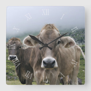 Alpiene koeienklok met cijfers vierkante klok