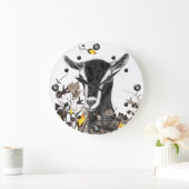 Alpiene melkgeit die de muur van de muur bedekt grote klok (Huis)