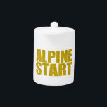 Alpiene start (Topo) Theepot<br><div class="desc">Je moet je kont uit bed halen en op de berg gaan als zelfs nachtelijke ritten slapen. Zo doen echte klimmers zaken.</div>