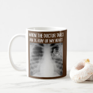 Als de dokter röntgenfoto van mijn hart neemt, is  koffiemok