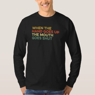 Als de hand omhoog gaat, gaat de mond dicht grap t-shirt