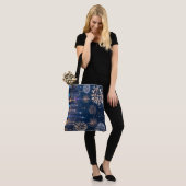 Als de lichten beginnen te doven tote bag (Op model)