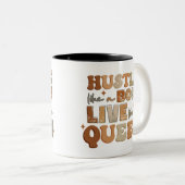 Als een baas die als een koningin-zwarte vrouw lee tweekleurige koffiemok (Voorkant rechts)